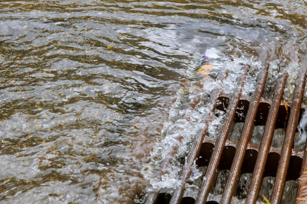 Very heavy rainfall in the water caused by heavy rain drains into the sewers immediately. - FCEN | Found Consultant Engineers Very heavy rainfall in the water caused by heavy rain drains into the sewers immediately.